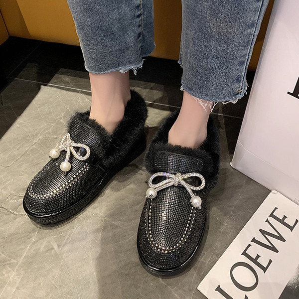 Fényes női cipő fűzővel és pehellyel