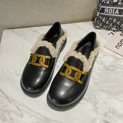 Női alkalmi cipő fém díszítéssel és pehellyel