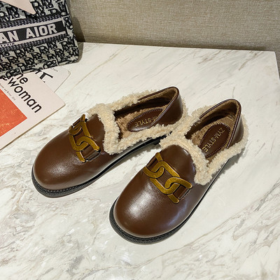 Női alkalmi cipő fém díszítéssel és pehellyel