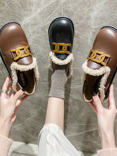 Női alkalmi cipő fém díszítéssel és pehellyel