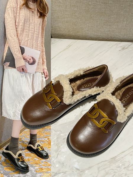 Női alkalmi cipő fém díszítéssel és pehellyel