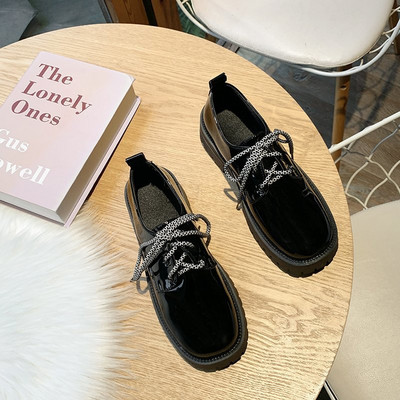 Alkalmi női cipő fűzővel és durva talppal, fekete színben