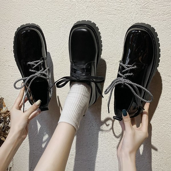 Alkalmi női cipő fűzővel és durva talppal, fekete színben