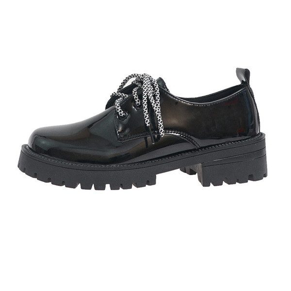 Alkalmi női cipő fűzővel és durva talppal, fekete színben