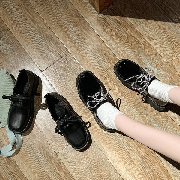 Alkalmi női cipő fűzővel és durva talppal, fekete színben