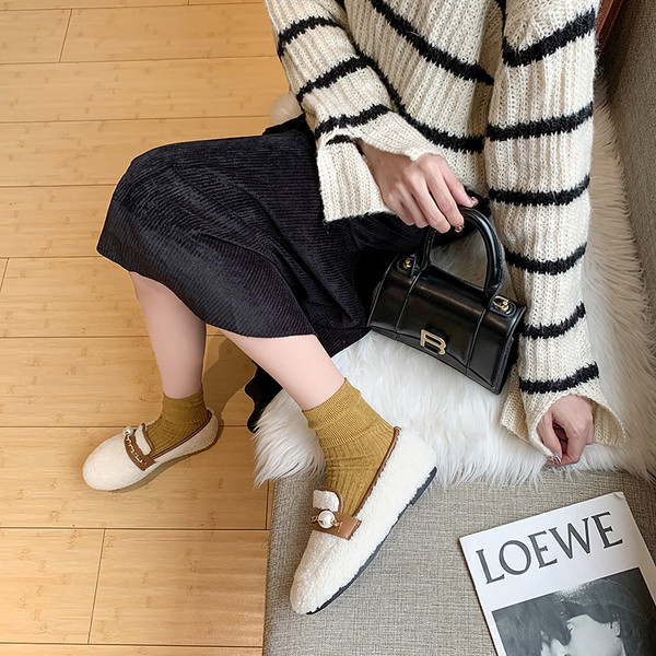 Fém elemes női pehelycipő