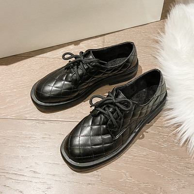 Fekete színű, fűzős női alkalmi cipő