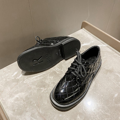 Fekete színű, fűzős női alkalmi cipő