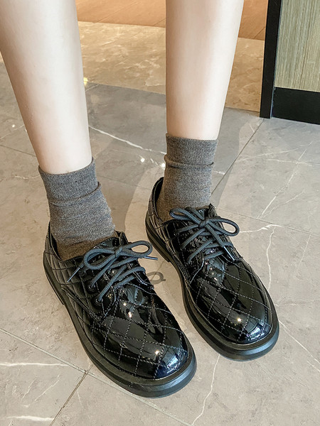 Fekete színű, fűzős női alkalmi cipő