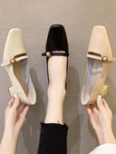 Női alkalmi cipő pánttal és szögletes sarokkal