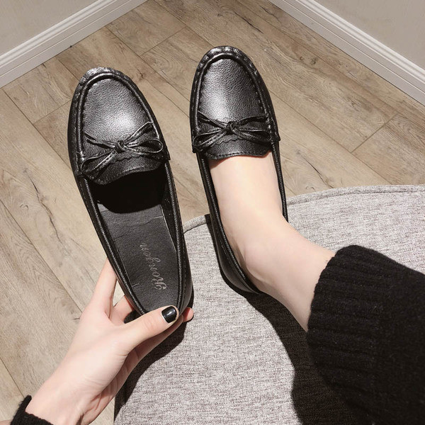 Alkalmi női őszi cipő szalaggal, lapos talppal