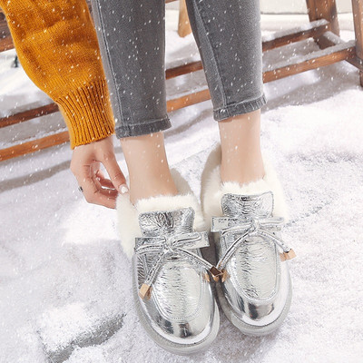 Női bőrcipő pehely és fűzővel