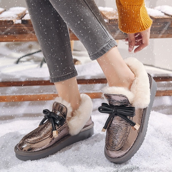 Női bőrcipő pehely és fűzővel
