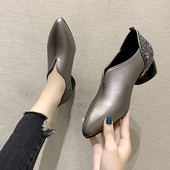 Ležerne ženske cipele s četvrtastom petom i sjajnim elementom