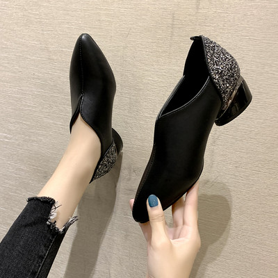 Ležerne ženske cipele s četvrtastom petom i sjajnim elementom