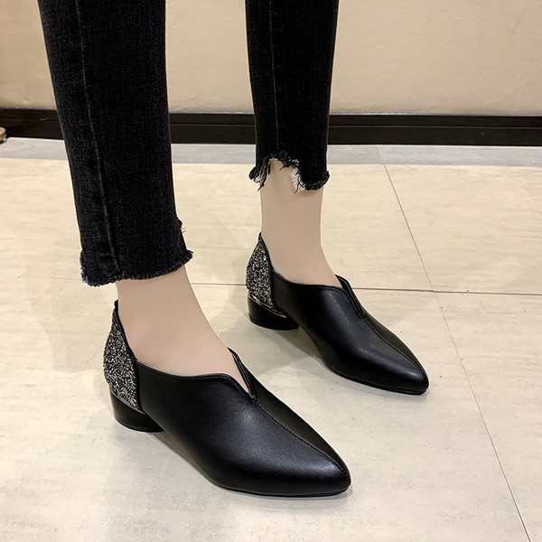 Ležerne ženske cipele s četvrtastom petom i sjajnim elementom