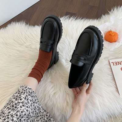 Ikdienas sieviešu apavi no mākslīgās ādas ar plakanu zoli