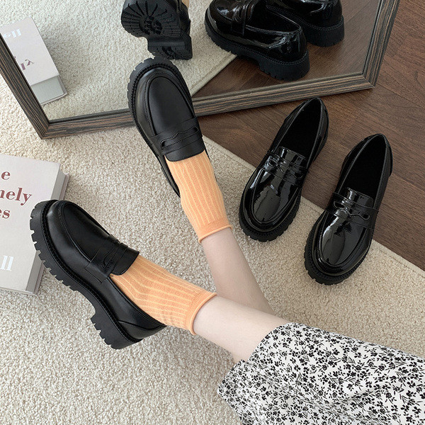 Ikdienas sieviešu apavi no mākslīgās ādas ar plakanu zoli