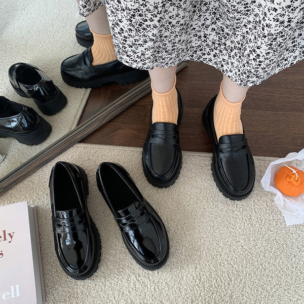 Ikdienas sieviešu apavi no mākslīgās ādas ar plakanu zoli