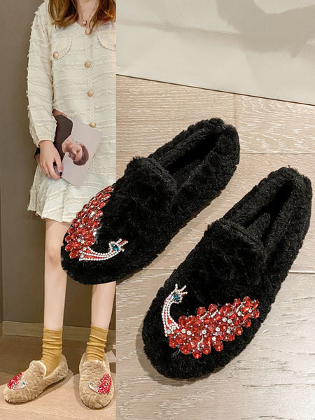 Női plüss cipő színes kövekkel