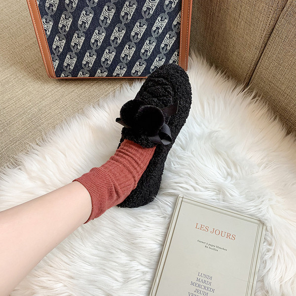 Modern női pehelycipő szalaggal