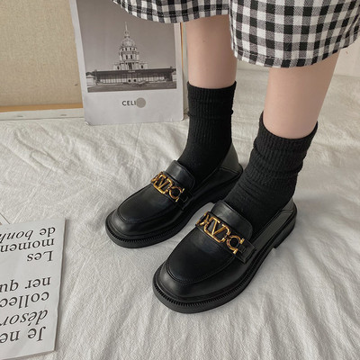 Casual γυναικεία έκο δερμάτινα παπούτσια με μεταλλική διακόσμηση και επίπεδη σόλα