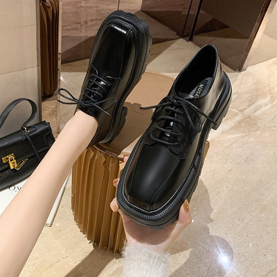 Női alkalmi bőrcipő fűzővel és szegecsekkel