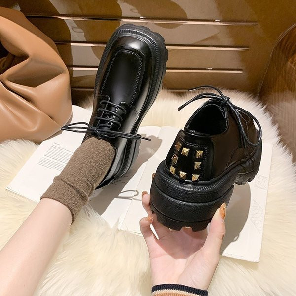 Női alkalmi bőrcipő fűzővel és szegecsekkel