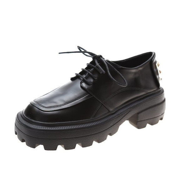 Női alkalmi bőrcipő fűzővel és szegecsekkel