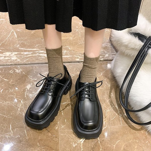 Női alkalmi bőrcipő fűzővel és szegecsekkel