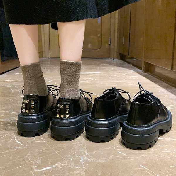 Női alkalmi bőrcipő fűzővel és szegecsekkel