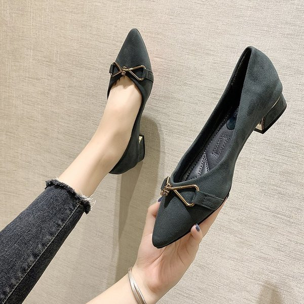 Alkalmi női hegyes cipő szögletes sarokkal