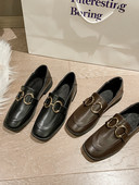 Női alkalmi cipő eko bőrből, lapos talppal és fém gyűrűkkel