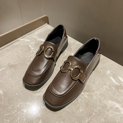 Női alkalmi cipő eko bőrből, lapos talppal és fém gyűrűkkel