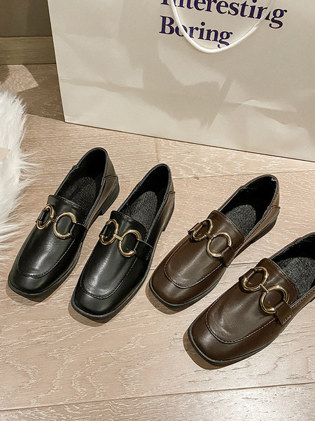 Női alkalmi cipő eko bőrből, lapos talppal és fém gyűrűkkel