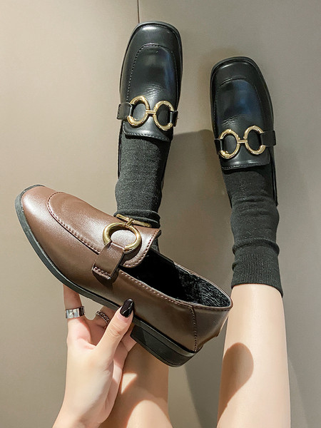 Női alkalmi cipő eko bőrből, lapos talppal és fém gyűrűkkel