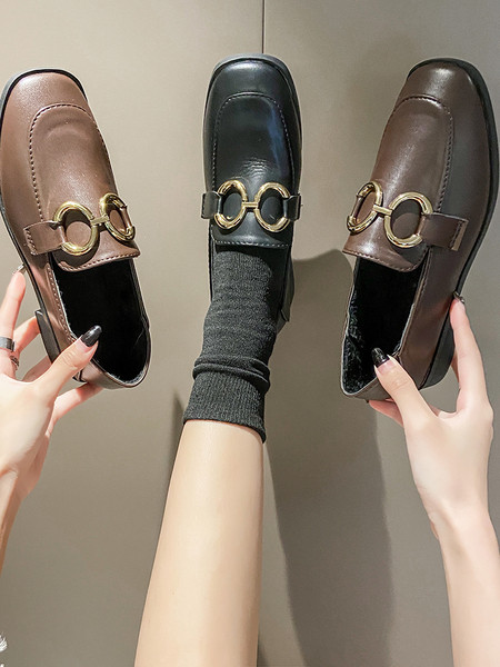 Női alkalmi cipő eko bőrből, lapos talppal és fém gyűrűkkel