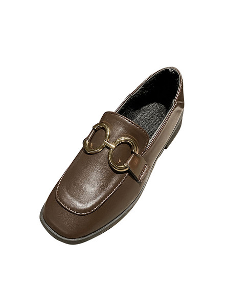 Női alkalmi cipő eko bőrből, lapos talppal és fém gyűrűkkel