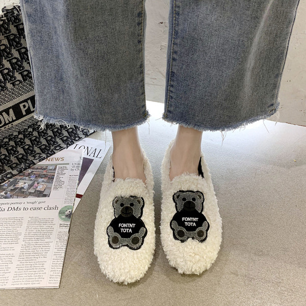 Új női pehelycipő modell hímzéssel