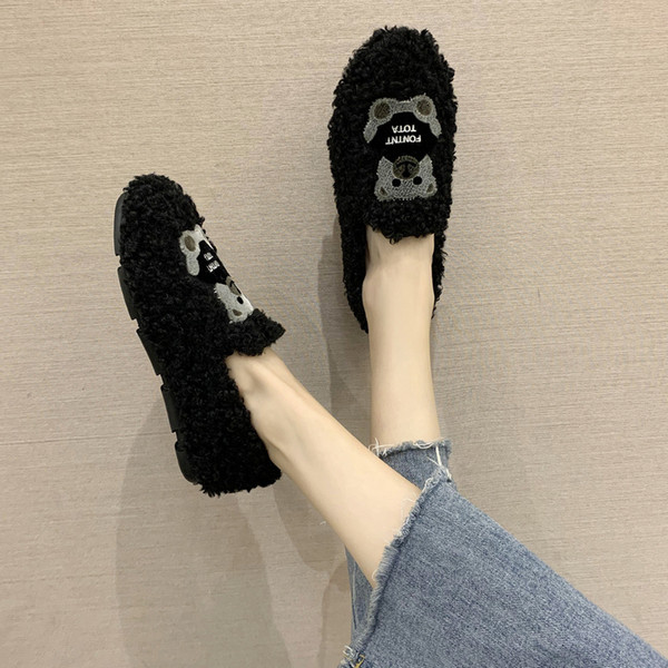 Új női pehelycipő modell hímzéssel