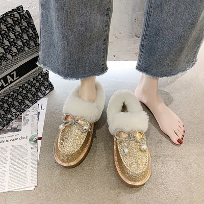 Fényes női cipő fűzővel