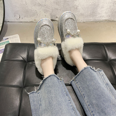 Fényes női cipő fűzővel