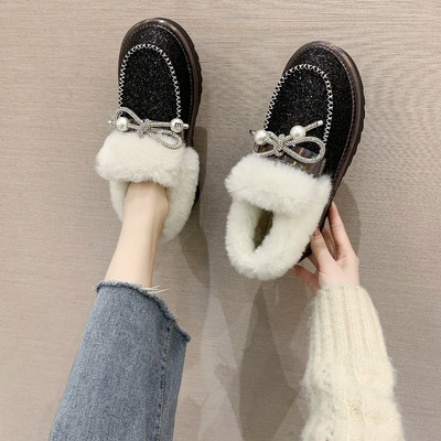 Fényes női cipő fűzővel