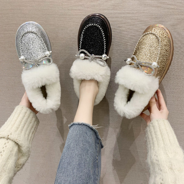 Fényes női cipő fűzővel