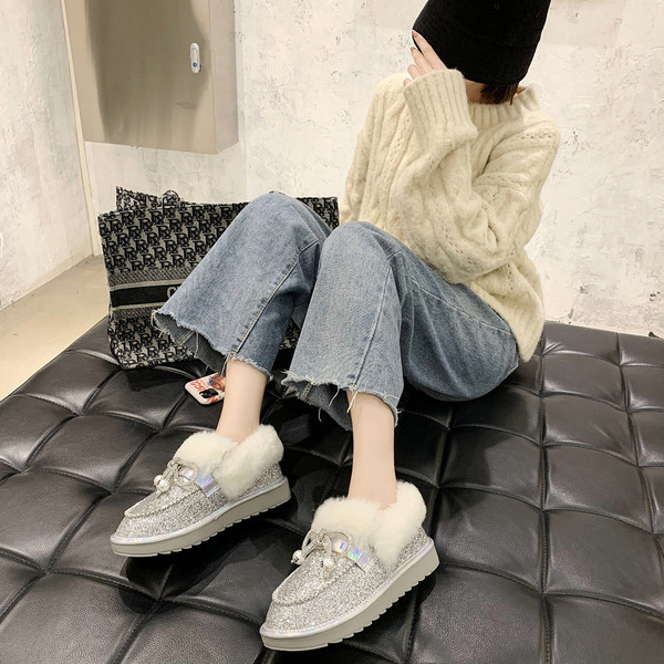 Fényes női cipő fűzővel