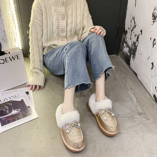 Fényes női cipő fűzővel