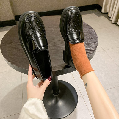 Alkalmi női bőr cipő lapos talppal, fekete és barna színben