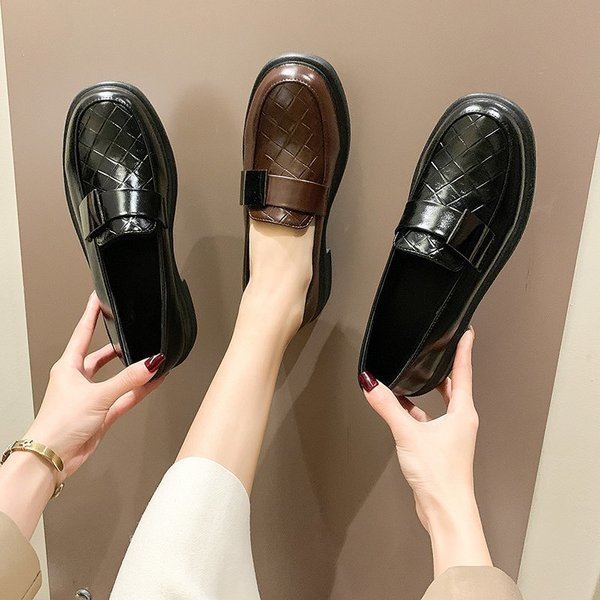 Alkalmi női bőr cipő lapos talppal, fekete és barna színben