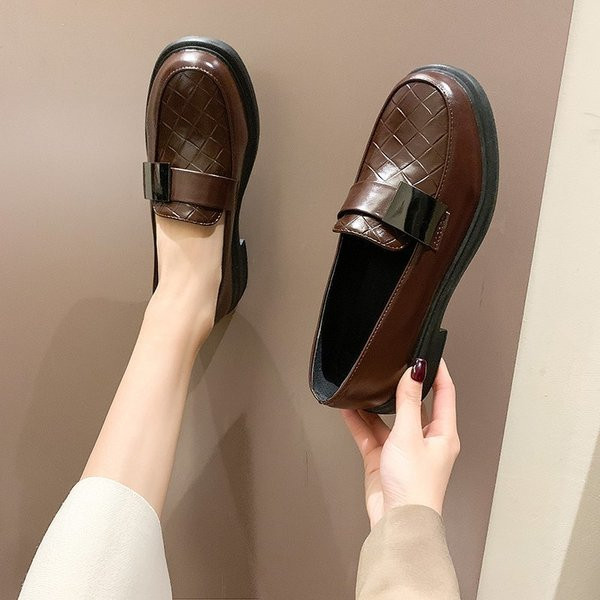 Alkalmi női bőr cipő lapos talppal, fekete és barna színben