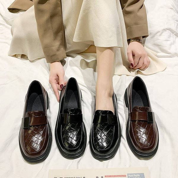 Alkalmi női bőr cipő lapos talppal, fekete és barna színben